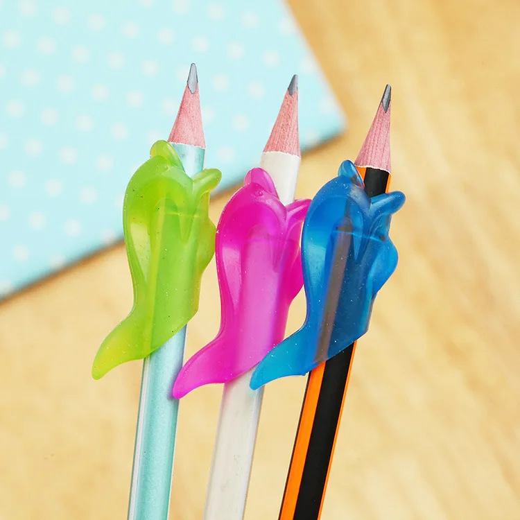 Комплект из 3 предметов, милые детские Студенческие карандаши проведения практика дельфинами рыбками и коррекция осанки при письме Устройства Силиконовые удерживайте ручку корректор