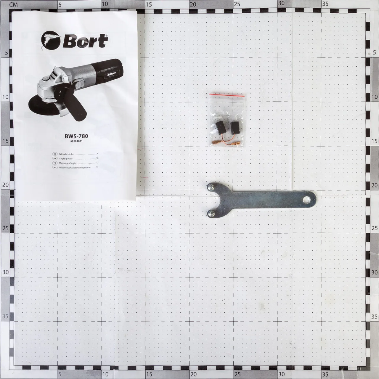 Машина шлифовальная угловая Bort BWS-780 (Мощность 780 Вт, диск 125 мм, 12000 об/мин холостого хода, длина шнура питания 2 м)