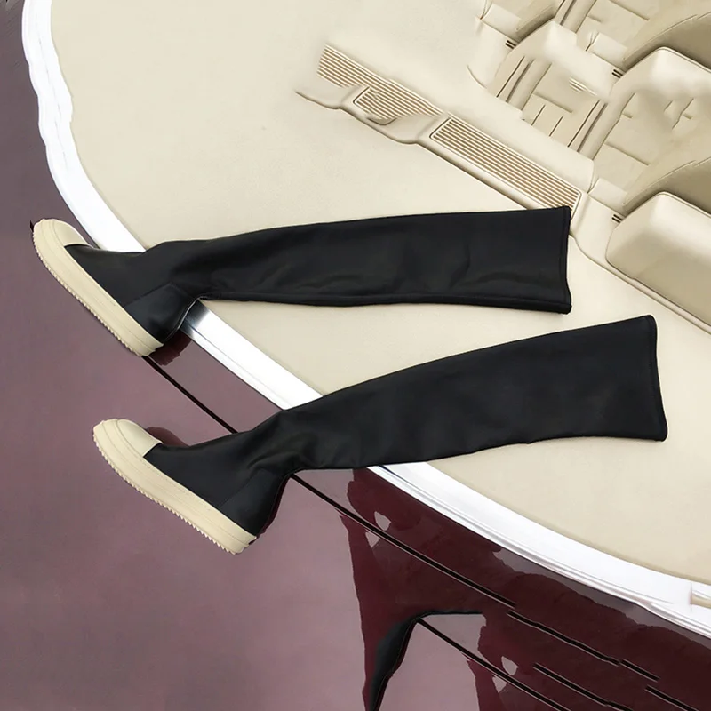 Классические черные эластичные ботфорты выше колена; женские белые кожаные высокие сапоги на толстой плоской подошве в байкерском стиле; bottine femme