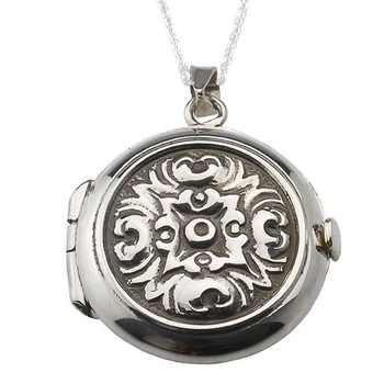 

Collar Colgante Guardapelo de Plata Circular Grabado con Terminacion Envejecida. Incluye Cadena de 45 cm y Estuche