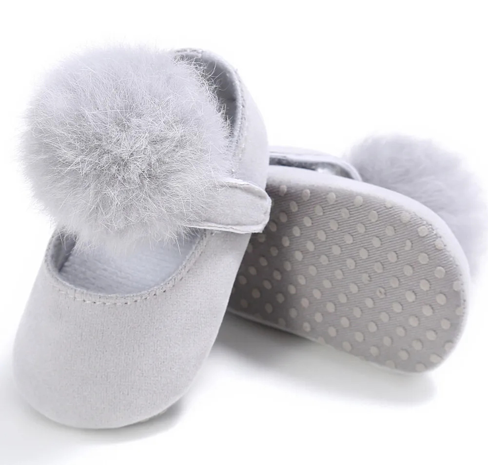 Мягкая Плюшевая обувь принцессы для маленьких девочек 0-18 месяцев, симпатичный помпон, обувь для новорожденных, обувь для новорожденных девочек D15 - Цвет: Серый