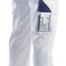 Белые туфли в деловом стиле на каблуке