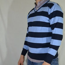 Стильный полосатый пуловер с v-образным вырезом для мужчин