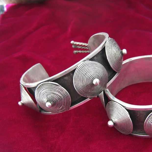 

Miao Township Dongzhai exotic tribal Miao silver handmade bracelets surface Fenfengtui Bang free shipping