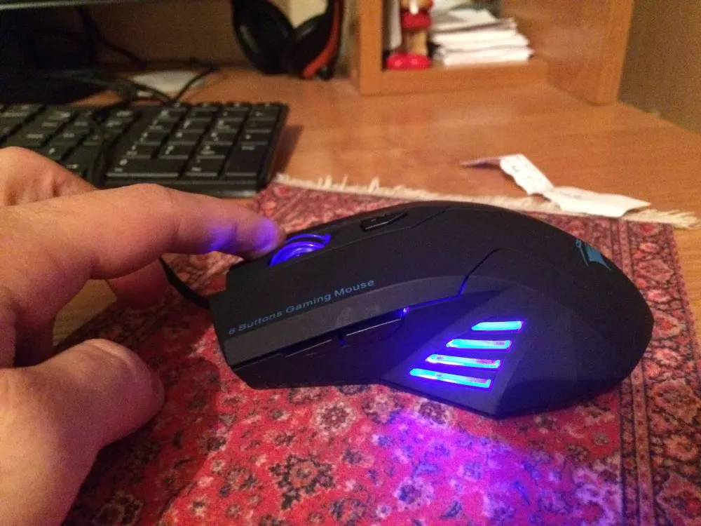 Мышь включает компьютер. Беспроводная мышка светиться. Мышка светится. Коврик самодельный для компьютерной мышки. Компьютерная мышь со светящимся черепом.