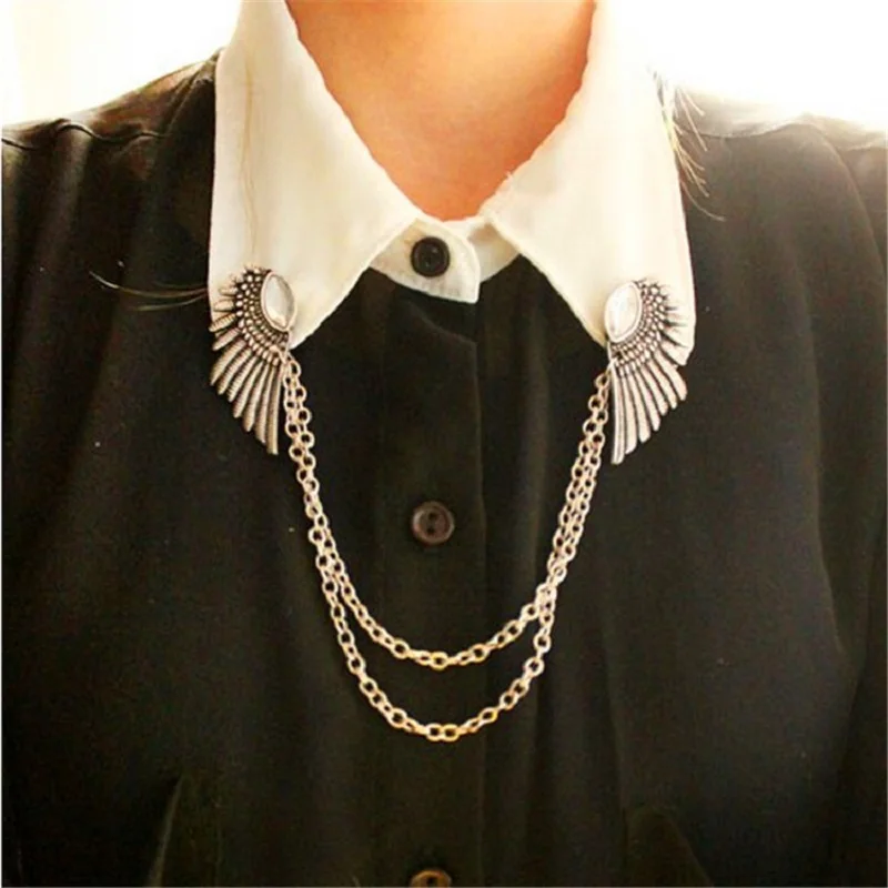 Вышивка на одежде. Украшение для одежды. Необычные украшения на плече. Брошки с цепочками. Украшения на одежду как называется.