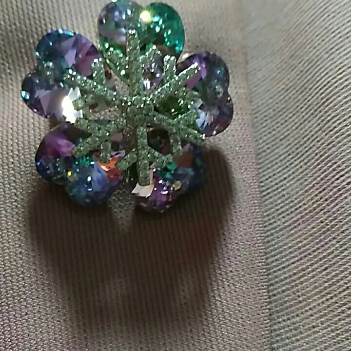 Брошь с кристаллами Swarovski