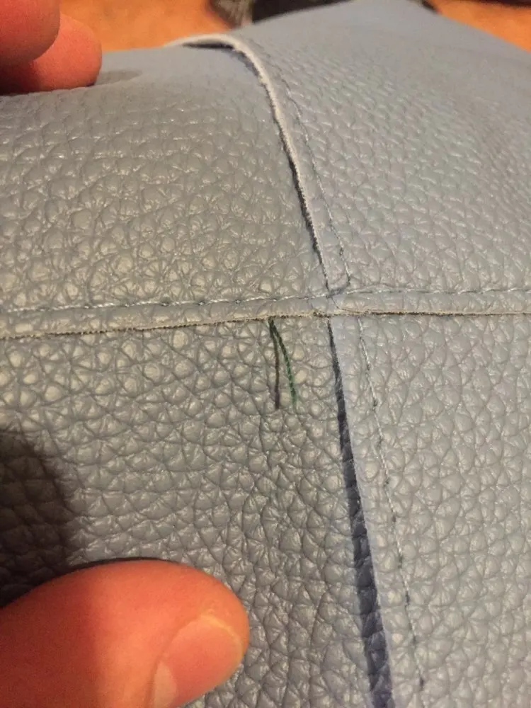 Старая рваная ткань. Нитки на одежде. Торчащие нитки на чёрной ткани. Нитки торчат из швов одежды. Нитки торчат из швов одежды.