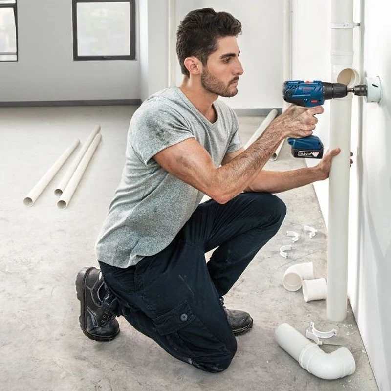 Дрель-шуруповерт аккумуляторная Bosch GSR 140-LI (2 Li-ion батареи 14.4 В емкостью 1,5 Ач. 2 скорости, подсветка, кейс)