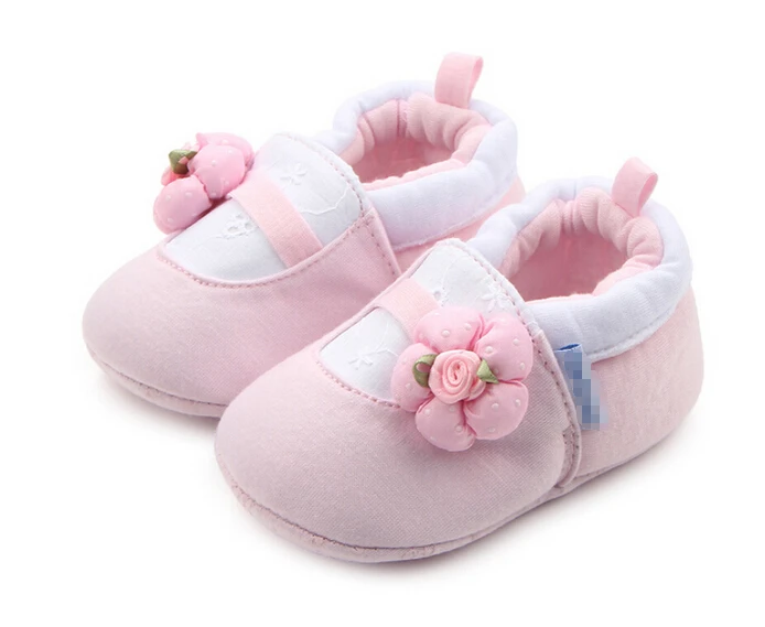 Детская Хлопковая обувь с помпонами для маленьких девочек; детские Нескользящие кроссовки с мягкой подошвой для новорожденных; мокасины для малышей - Цвет: Розовый