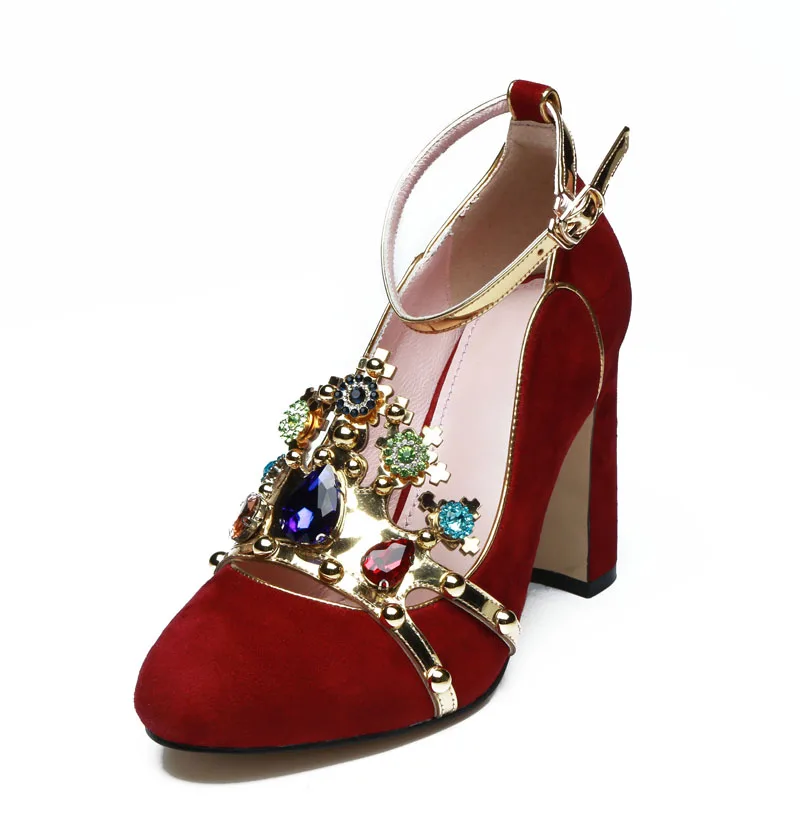 Zapatos De Mujer; коллекция года; фиолетовые замшевые женские туфли-лодочки с украшением в виде короны; модельные туфли на массивном каблуке с ремешком на лодыжке; роскошные свадебные туфли для невесты
