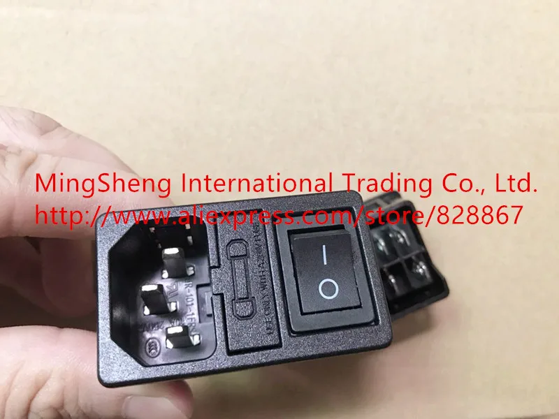 

Original new 100% import genuine original with switch insurance three in one power socket JR-101-1FRS black