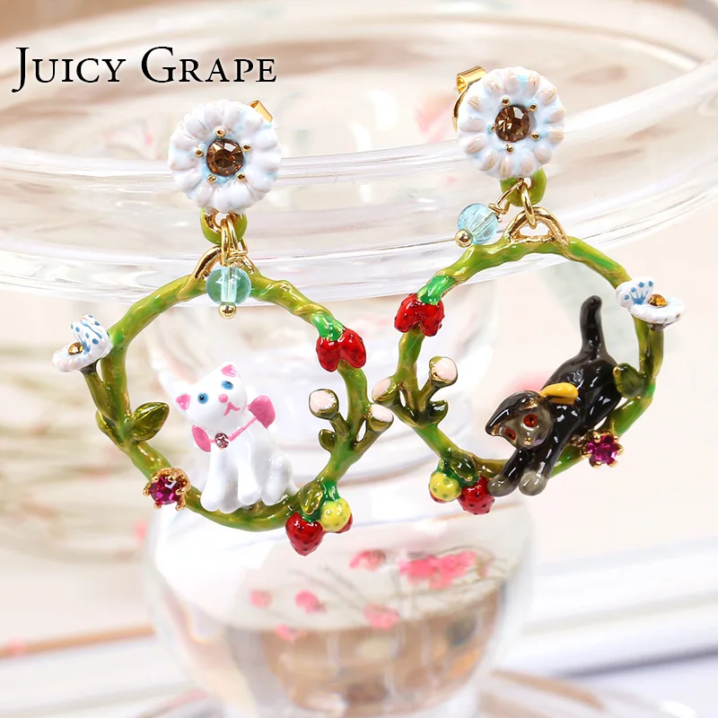 Женские асимметричные серьги гвоздики Juicy виноградные с эмалью и глазурью черно