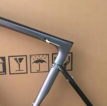 

2019 Chameleon Shiny Coated Carbon Road Frame Compatible with DI2 Electronic Transmission Free Shipping use 25mm/28mm Tires