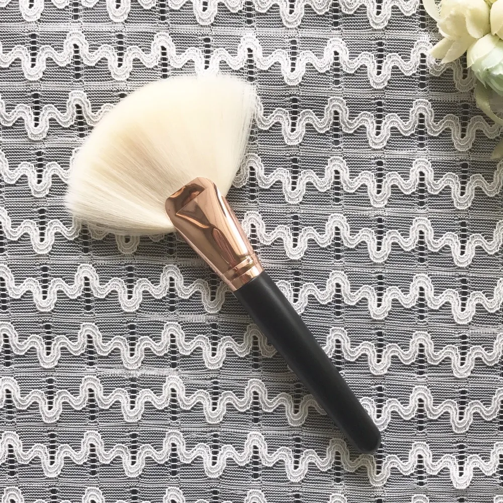 

GUJHUI 1PC Large Fan Brush White Hair Professional Makeup Brush Powder Foundation Blush Face Make Up Cosmetics Brush Tool Xmas
