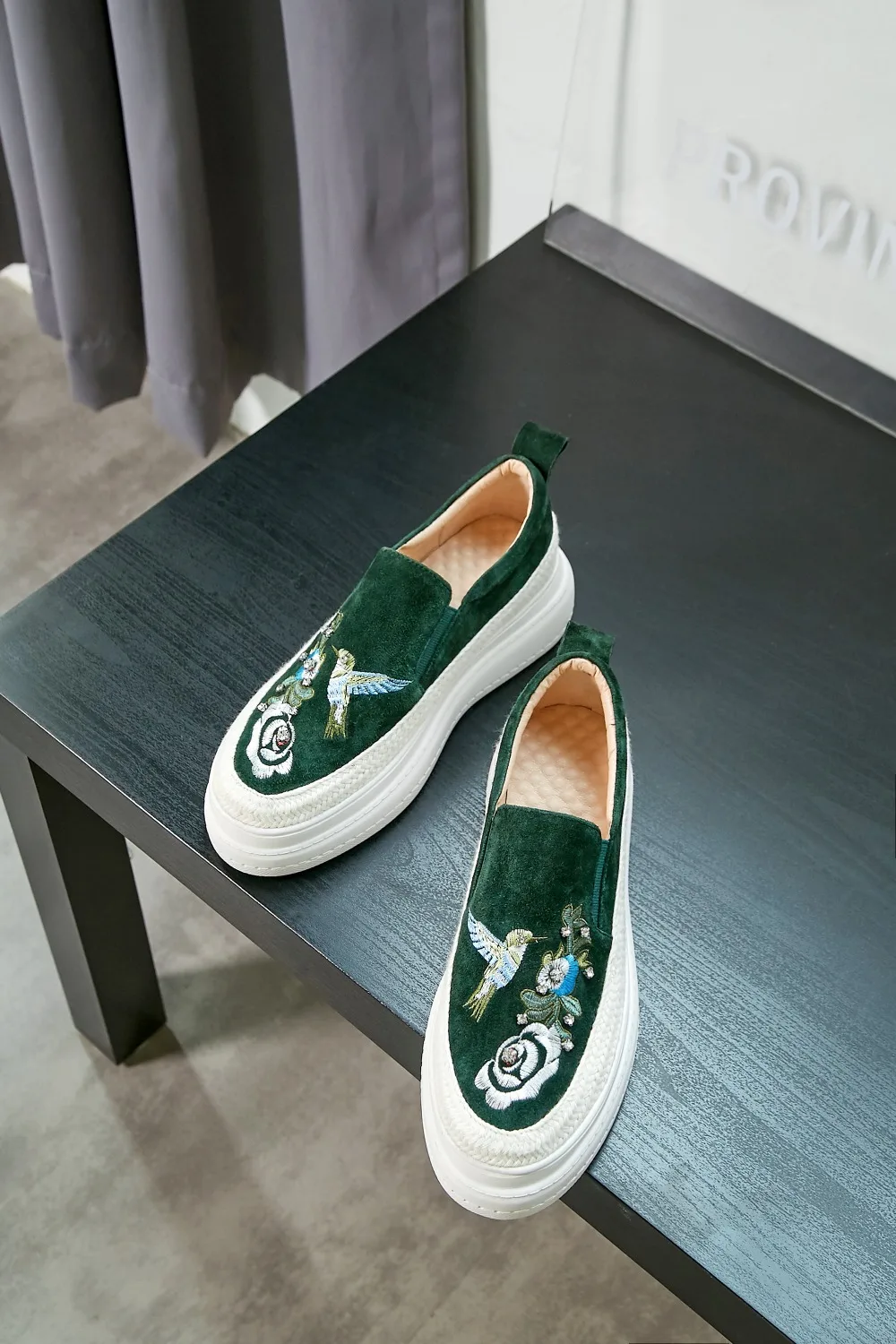 Г., новые весенние кроссовки на танкетке женская повседневная обувь из натуральной кожи с вышивкой на платформе 6 см