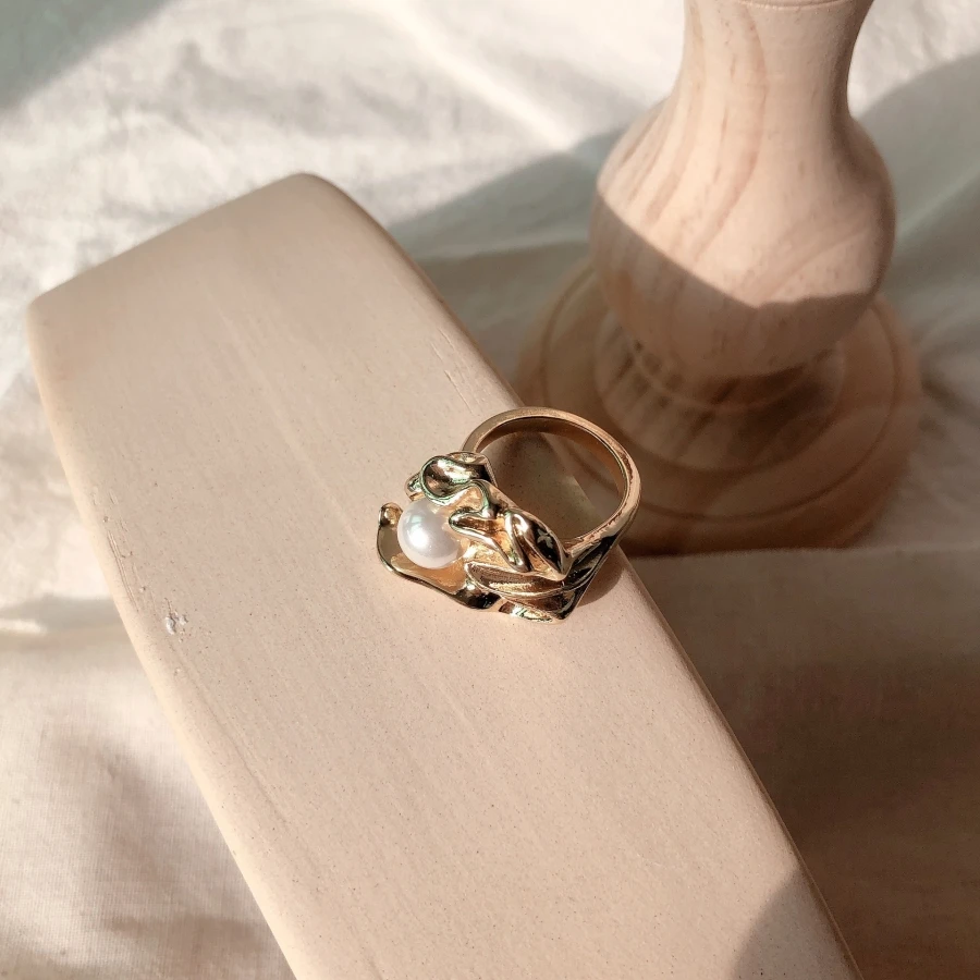 

Antique Punk Pearls Engagement Rings Wedding Band Ring with Pearl Stone Victorian Ring Cartilage Finger Jewelry for Women Girls