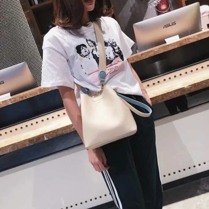 

2018 new tide hand shoulder bag Korean version of the broadband wild Messenger bag girl bucket bag