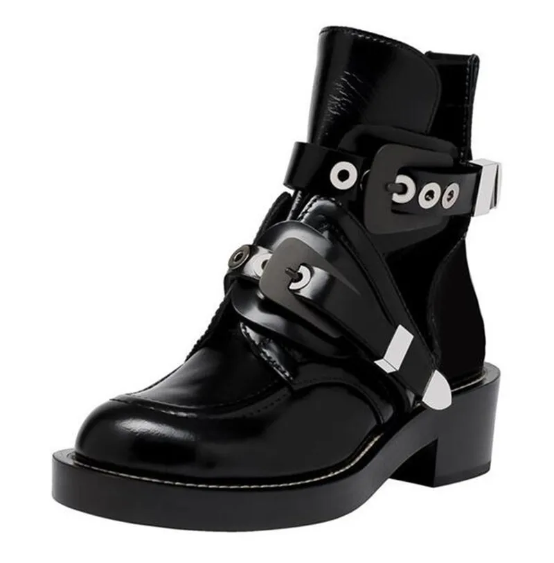 Ботинки в стиле панк с ремешком и пряжкой; ботильоны черного цвета на толстом каблуке; женские ботинки с вырезами; дизайнерские брендовые летние ботинки в байкерском стиле с круглым носком