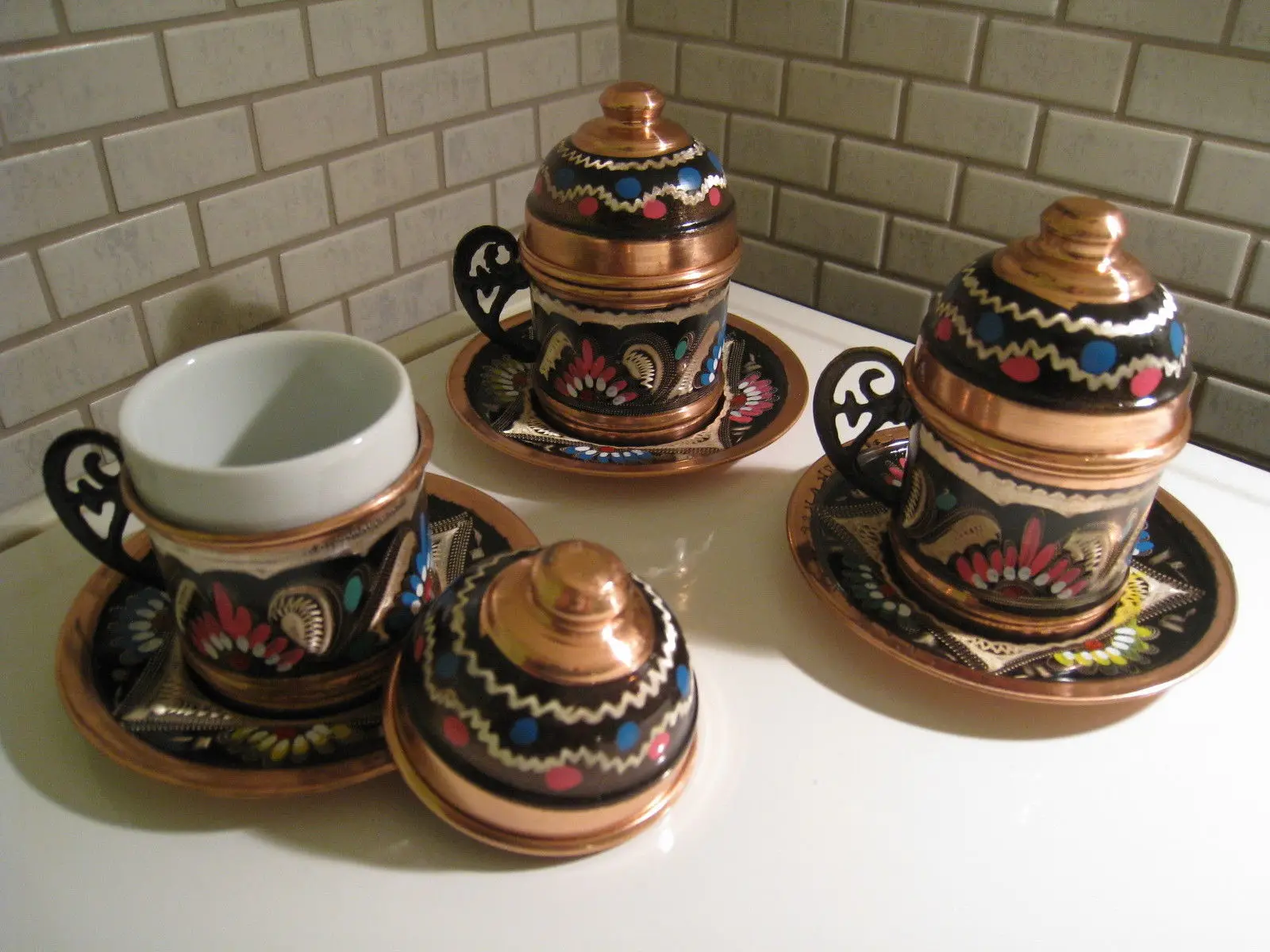 Традиционный медный кофе и кофейная чашка в османском стиле, блюдце, фарфоре и обложке