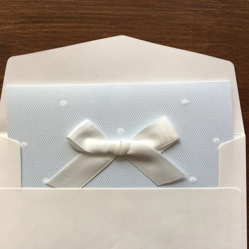 L004 Элегантное Свадебное приглашение карты классический дизайн в то время как цвет с атласным бантом, 10 шт в упаковке