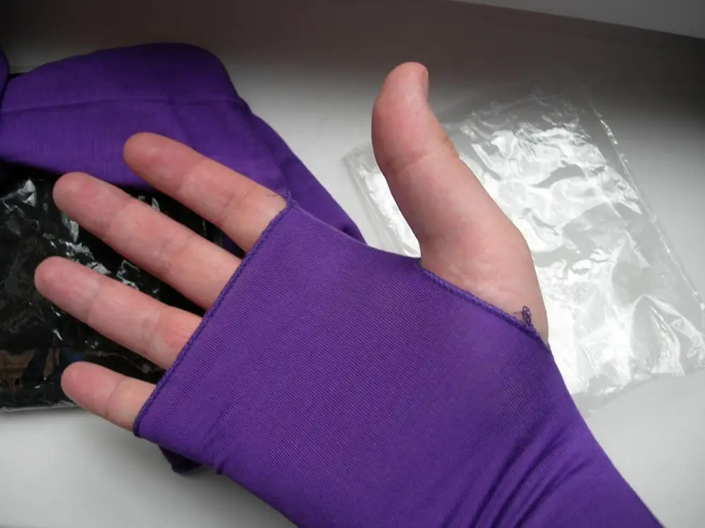 Рукав с большим пальцем. Лонгслив с вырезом для пальца мужской. Рукав с большим пальцем. Манжет с прорезью для большого пальца. Толстовка с рукавами с прорезями для пальцев.