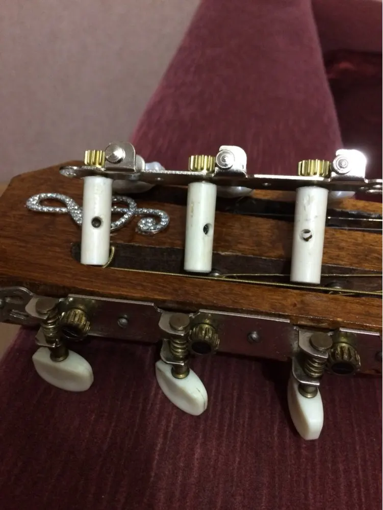 Гитара. Гитарный узел на колке. В какую сторону крутить колки на гитаре. Гриф электрогитары. Гитары.