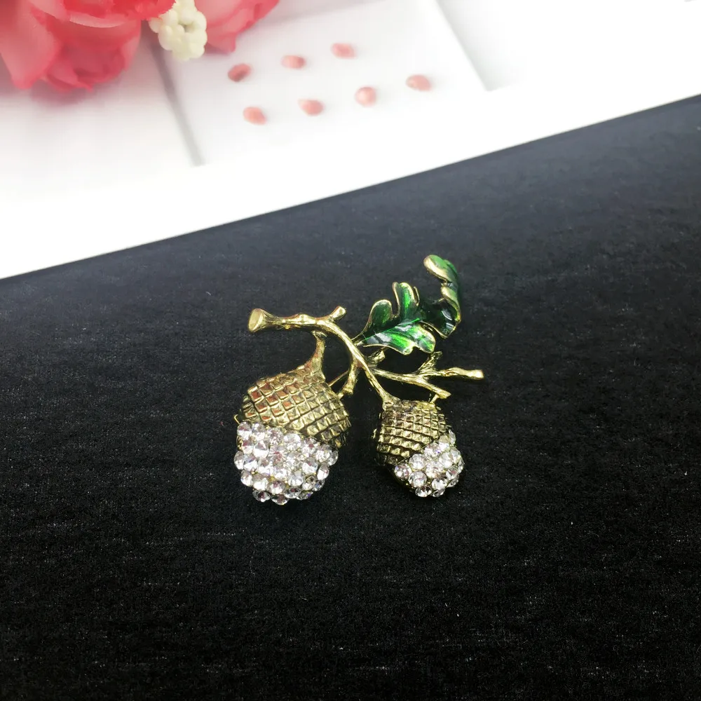

New Vintage Rhinestone Pinecone Brooch Fashion Plant Retro Scarf Clothes Pin Enamel Chrismtas Brooches Jewelry Party Xmas Gift