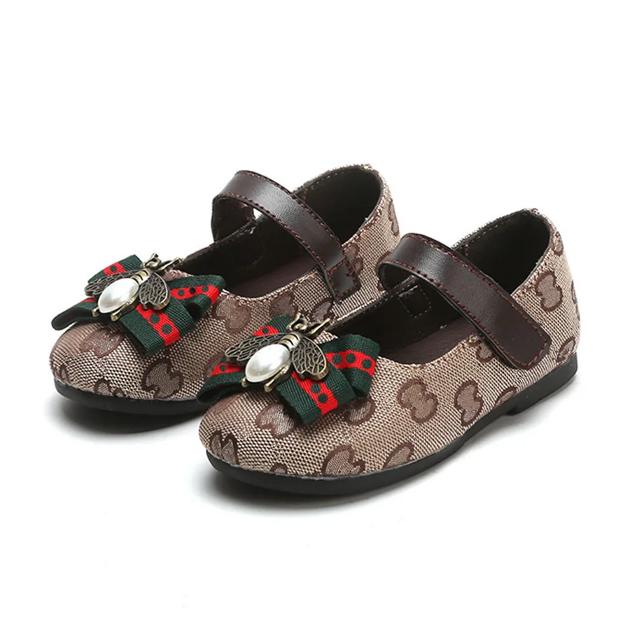 

BABAYA Cute Bee Patch Bow Tie Girls Casual Sandals with Fake Pearl Chain Letters Print Little Girls Beach Sandals Kids Shoes