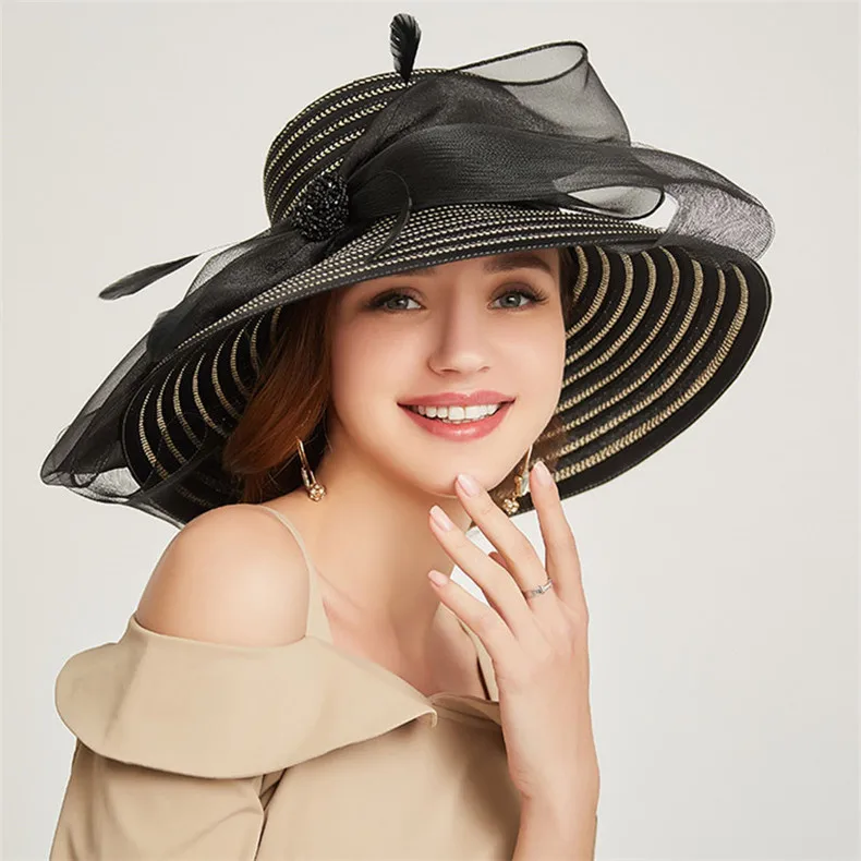 Для женщин флоппи летняя шляпа элегантное шикарное повязка с перьями широкий с полями, солнце шляпа из органзы Кентукки Дерби Свадебная шляпка дамы повод Шапки