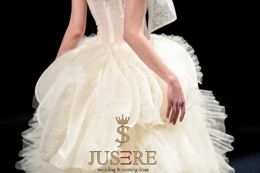 Рисунок 2 - Женское свадебное платье со шлейфом