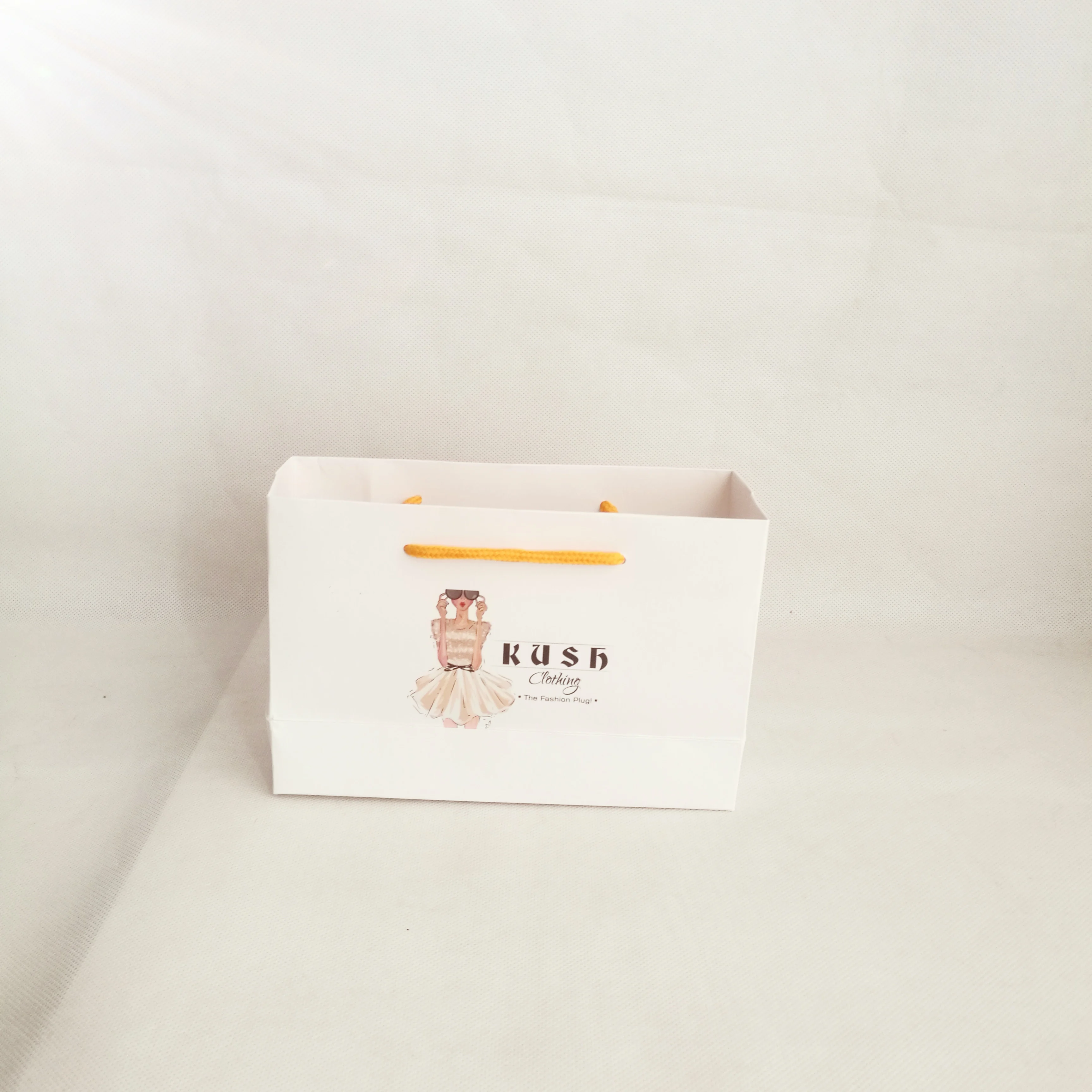 1000 шт/партия, индивидуальный логотип, многоразовая белая бумажная хозяйственная сумка с хлопковые ручки, роскошная сумка для ботинок/часов/объявлений/подарков