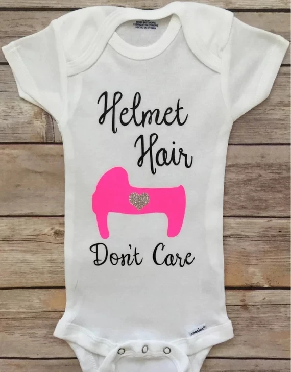 Персонализированная одежда с надписью Helmet Hair Don't Care и черепной лентой детские