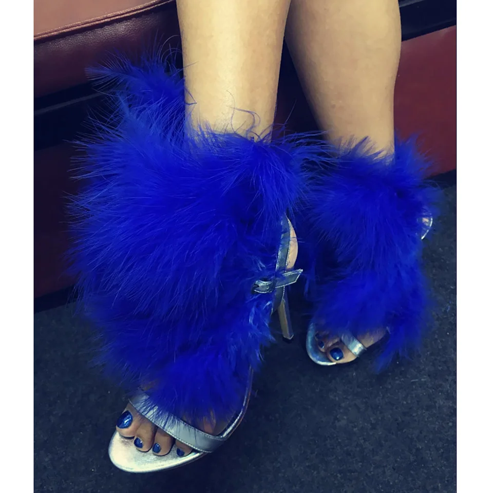 JAWAKYE уникальный дизайн синее перо сандалии Для женщин с ремешками на лодыжках пикантные Клубные вечерние Босоножки девушку Большой меховой крест обувь на высоком каблуке