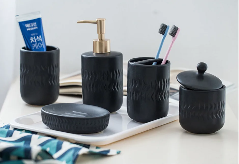 Европейский Керамика Ванная комната набор из пяти предметов черный Зубная щётка чашка мыльница Лосьон бутылка, свадебный подарок Аксессуары для ванной комнаты