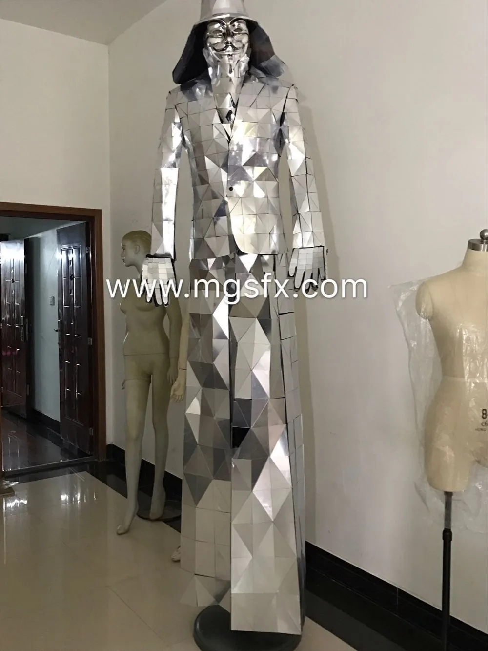 

Stilts walker Mirror Costume Robot Men and Women Performance Mirrorman show