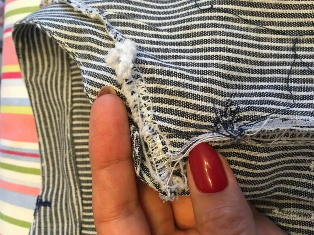 Затяжки на одежде. Торчащие нитки в одежде. Торчащие нитки. Торчащие нитки в одежде. Зацепки на кофте.