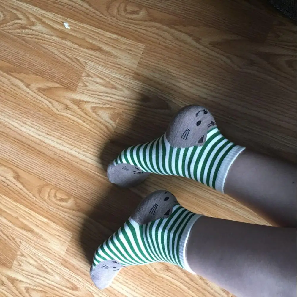 Носки на полу. Носки на полу. Разбросанные носки. Носки чёрный грязные. Носки валяются.