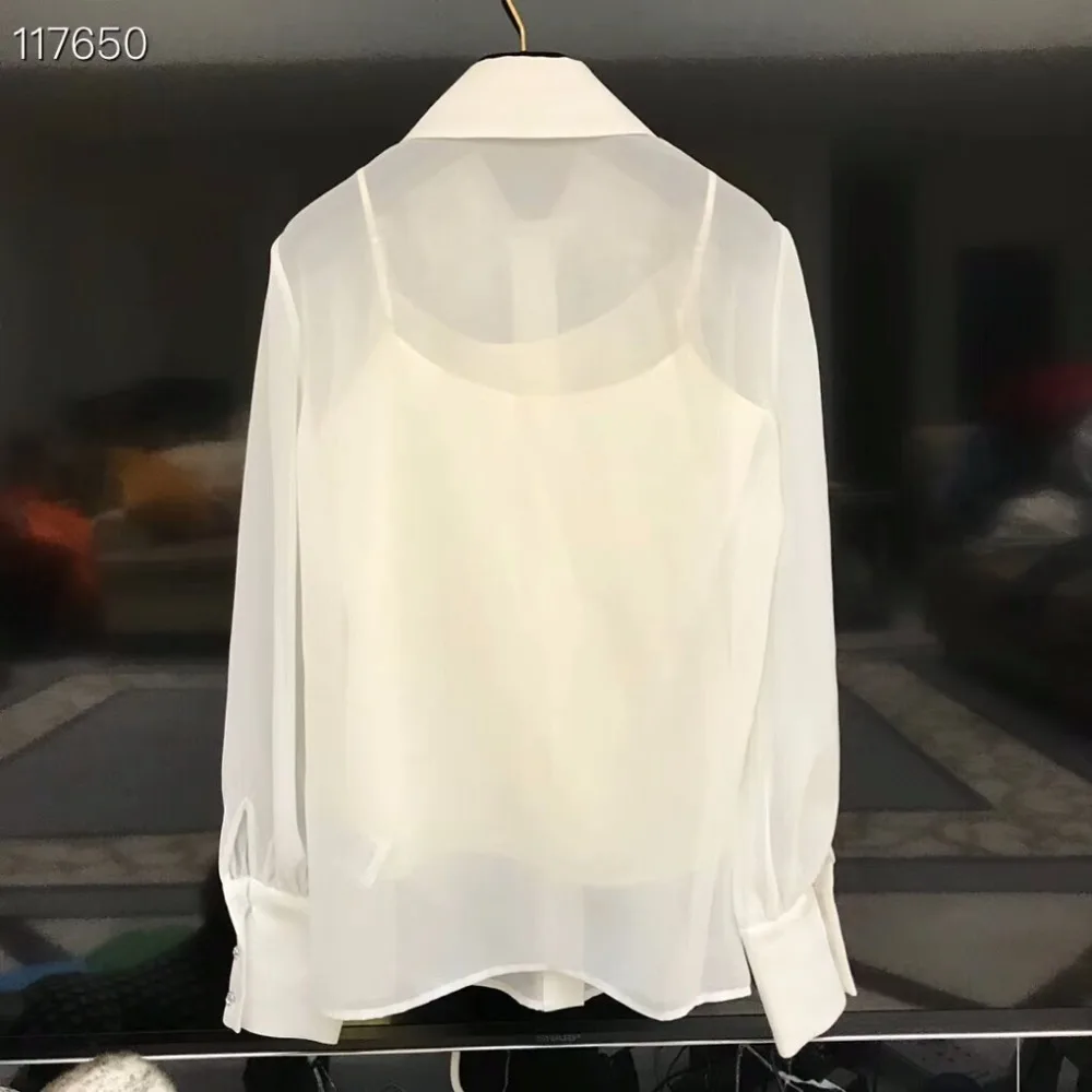 Femelle blanche unique pour la datation