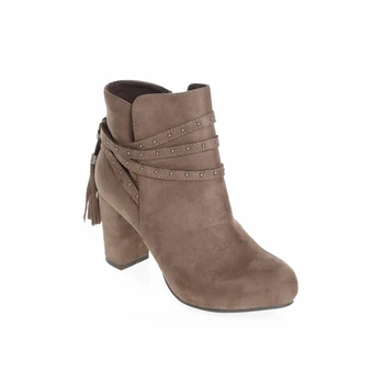 

Botines tira con aplicaciones y borla by VencaStyle