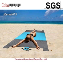 Пляжное одеяло 7' x 9' негабаритный песконепроницаемый коврик для пикника для путешествий, пеших прогулок, кемпинга и фестивалей с 4 кольями, 4 угловыми карманами