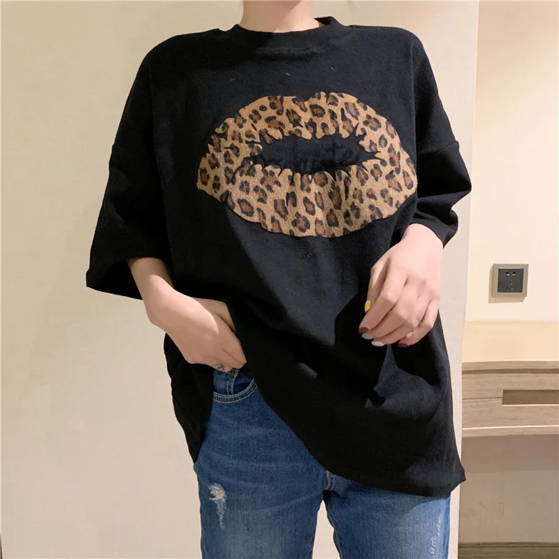 

Obrix Light Sporty Loose Female Leopard PrintT-Shirt Casual Style Streetwear Lips Print O-Neck Mid Length Tee For Women