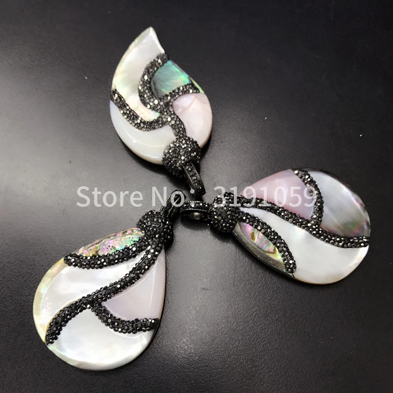 

Pure natural two-color shell pendant fashion accessories women love DIY accessories a pack of five about 85 grams