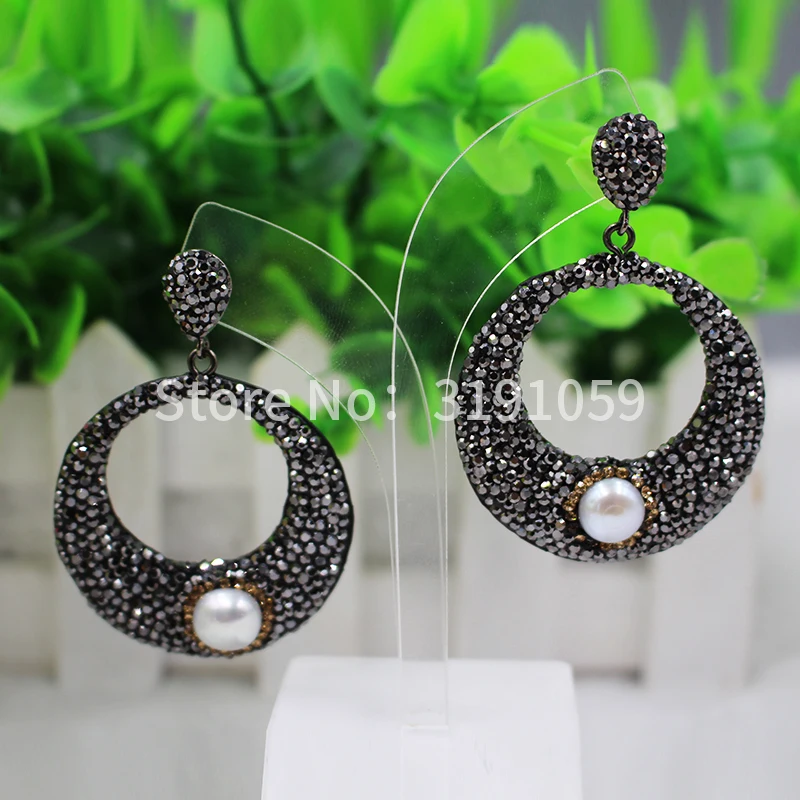 

A pair of women's fashion perty qlamour round snake skin rocking pearl earrings with crystal pearl jewelry fashion earrings