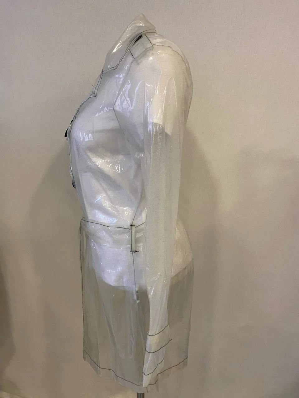 Рисунок 2 - Прозрачный плащ с вышитым воро