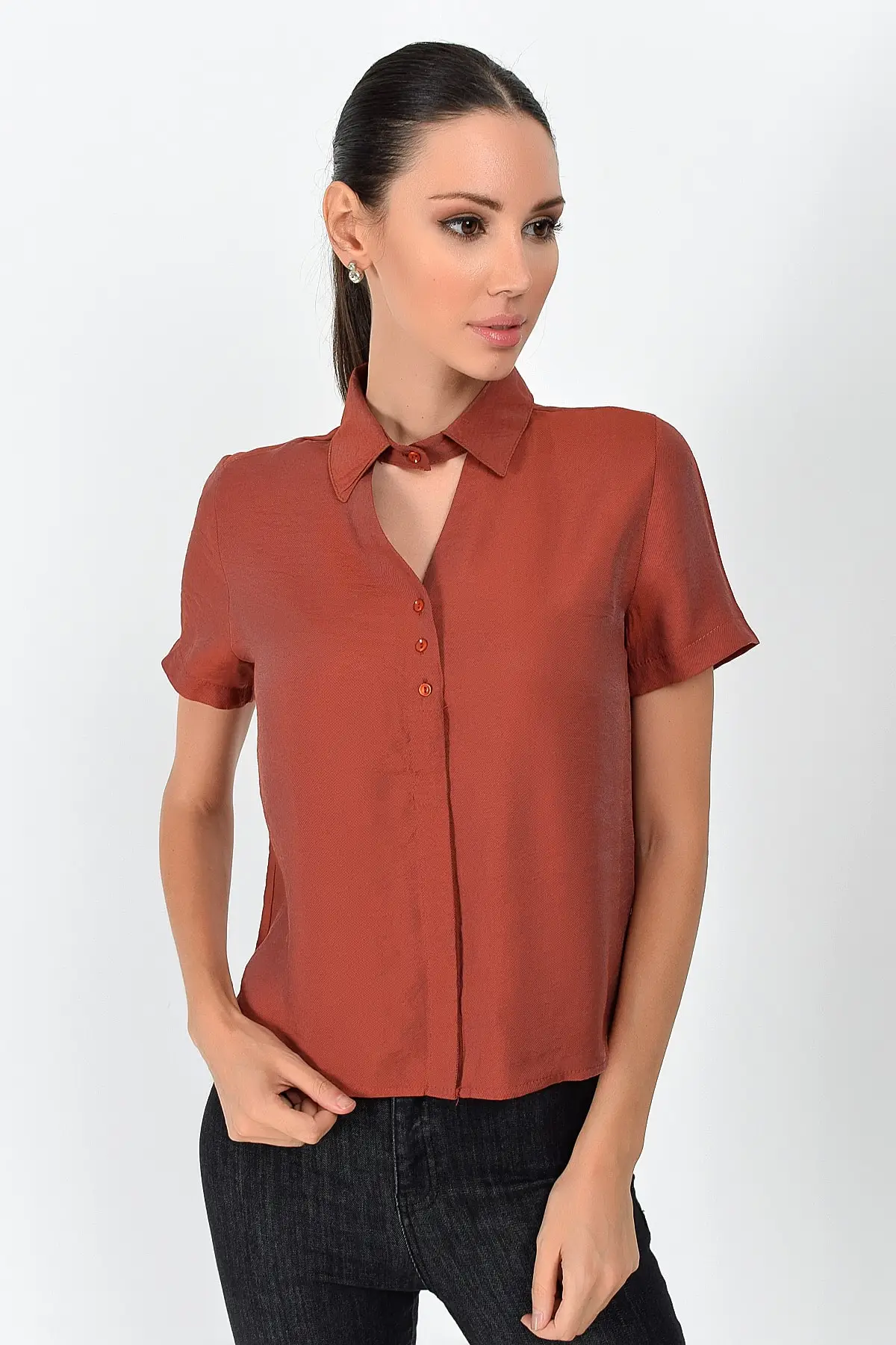 Хлопковая женская рубашка с коротким рукавом и воротником в подвальном стиле