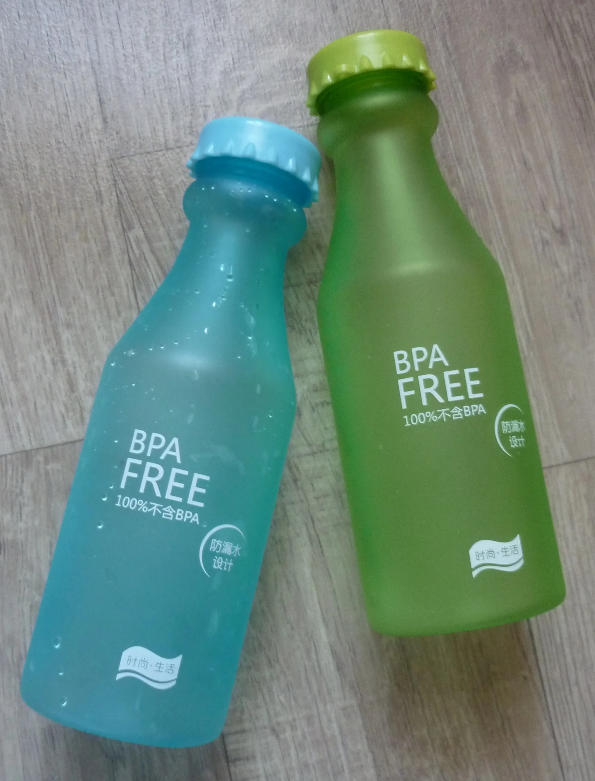 Синяя бутылка стекло. В плотно закрытой бутылке. В плотно закрытой бутылке заполненной водой. Закрывает бутылку. Бутылка с бугельной пробкой 0.