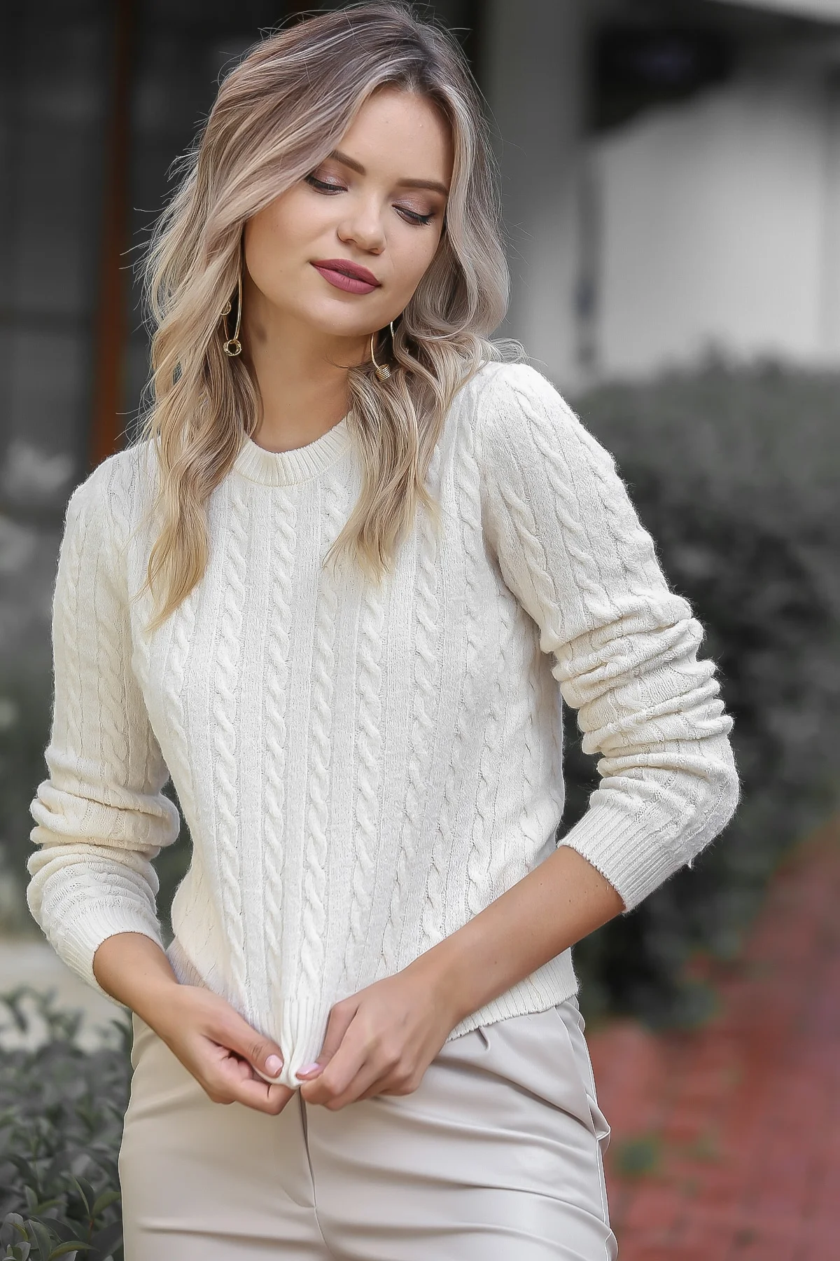 Женский трикотажный свитер бежевого цвета с вырезом лодочкой и узором в виде