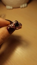 Huitan-Anillo de bruja para mujer, piedra negra única, ajuste giratorio, Diseño de banda, Color oro rosa, anillos de dedo de compromiso para mujer, venta al por mayor
