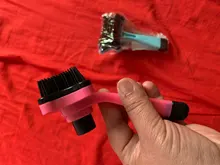 Cepillo para mascotas cepillado de pelo de plástico automático herramienta de eliminación de perro gato peine de pelo suelto para caras de mascotas boquilla de piel aseo azul, rosa, naranja
